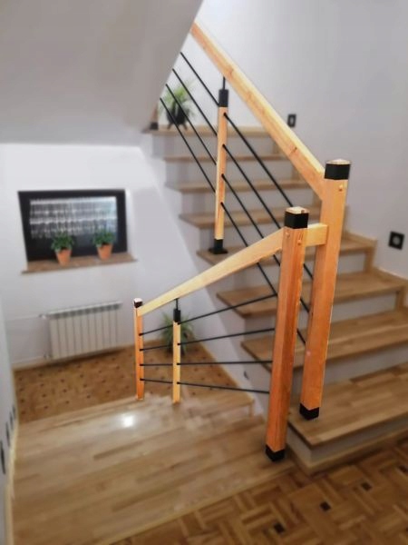 DREVENÉ ZÁBRADLIE NA SCHODISKO, VNÚTORNÉ BALUSTRA
