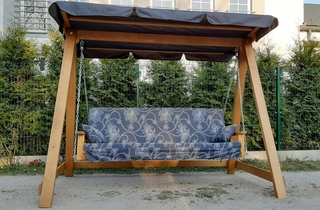 Záhradná hojdačka - Drevená záhradná hojdačka pre 4 osoby priezor vankúša