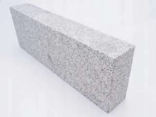 Obrubník palisáda - Svetlosivé žulové obrubníky 8x30x100